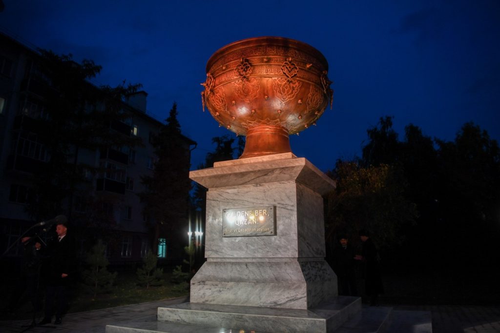 Восточно-Казахстанская область подарила Казани скульптуру Тайказан