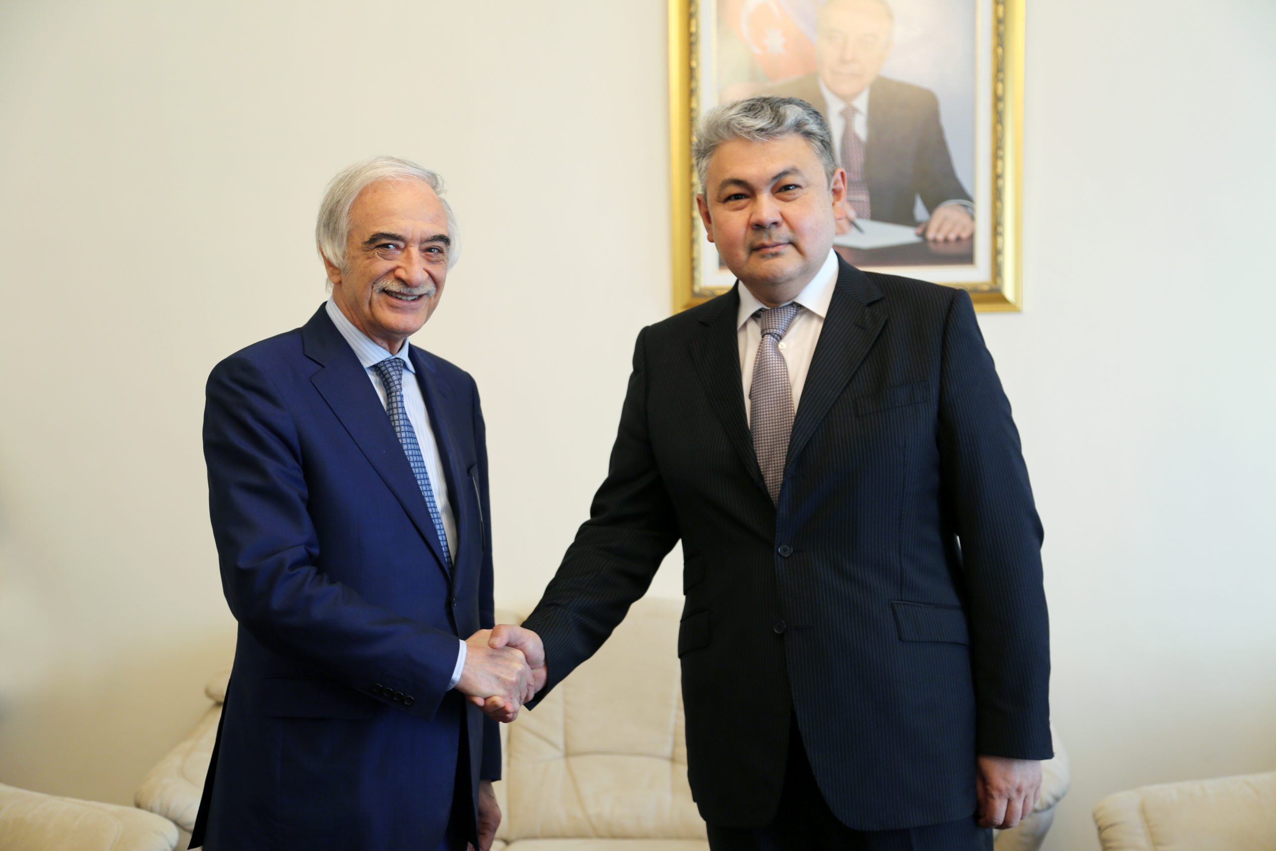 Посол Казахстана обсудил вопросы сотрудничества с Послом Азербайджана в России