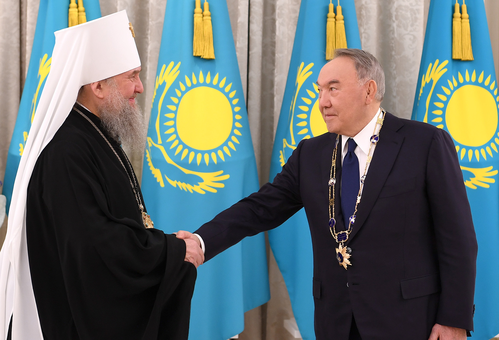 Нурсултану Назарбаеву вручена высшая награда Православной Церкви Казахстана – орден “Алғыс”