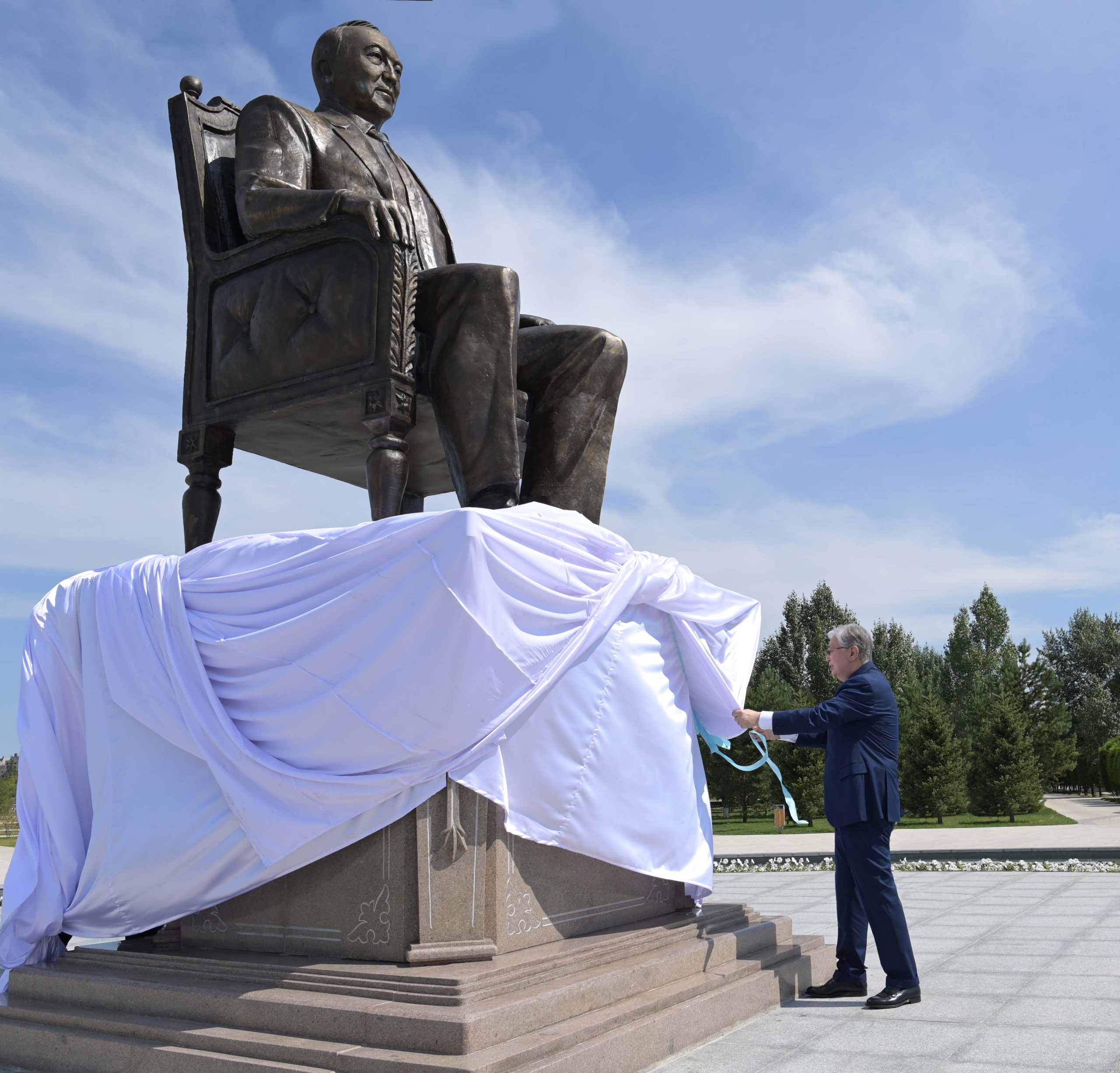 памятники назарбаеву в казахстане