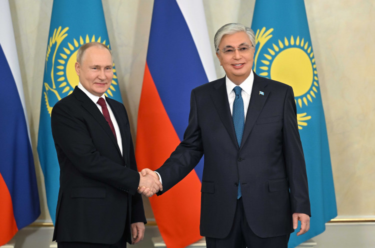 Касым-Жомарт Токаев и Владимир Путин приняли участие в пленарном заседании ХIХ Форума межрегионального сотрудничества Казахстана и России