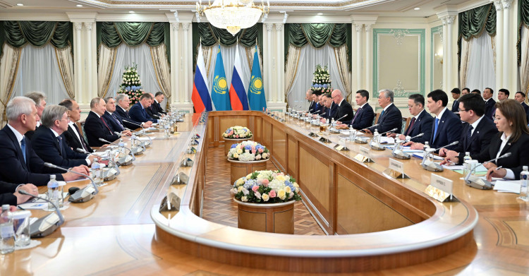 Мемлекет басшысы Ресей Президентімен кеңейтілген құрамда келіссөз жүргізді