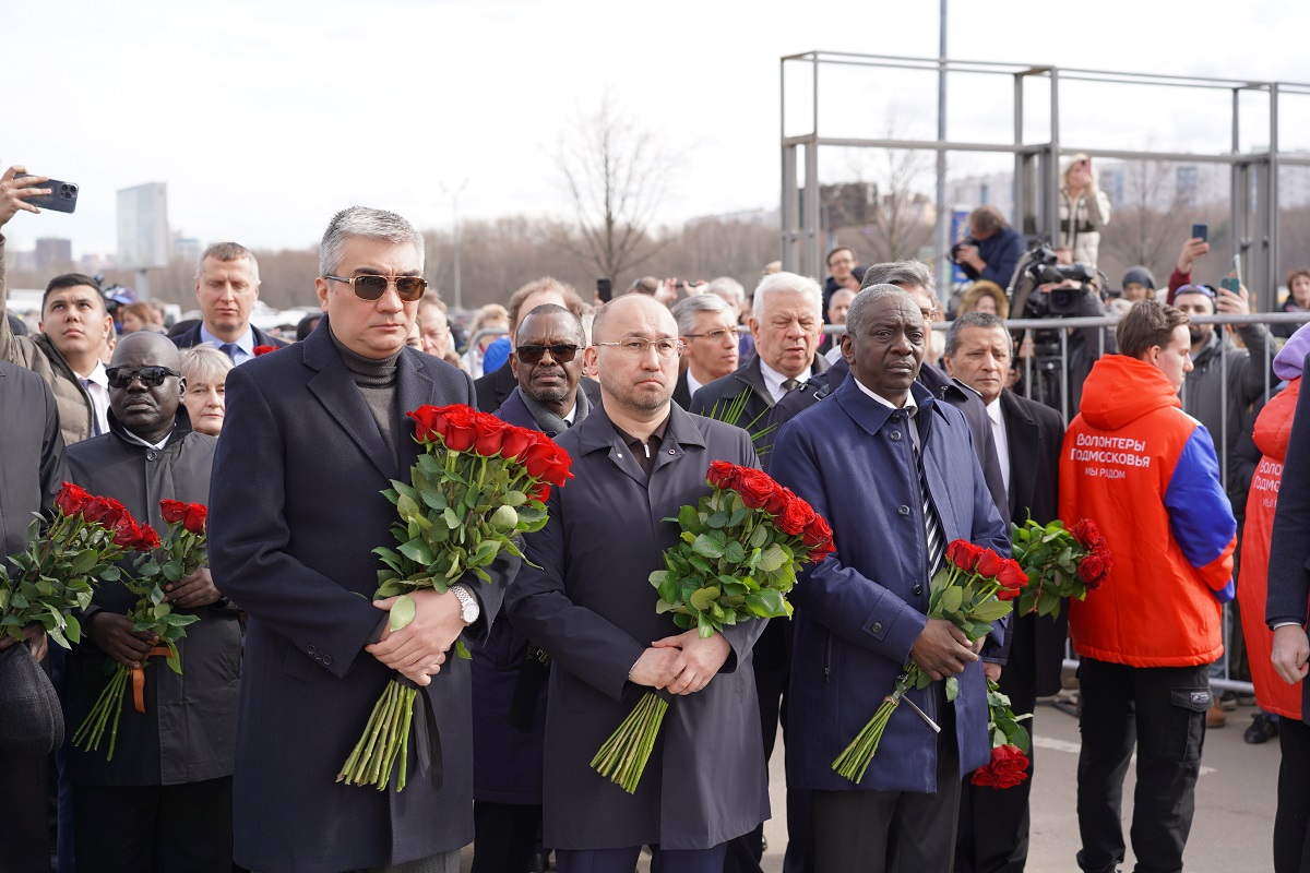Казахстанские дипломаты почтили память жертв теракта в “Крокус сити холле”