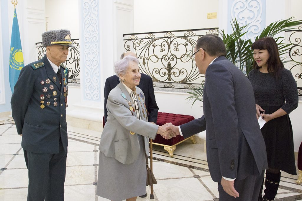 Казахстанская делегация ветеранов посетила Посольство Казахстана в РФ накануне “Бала Победителей”