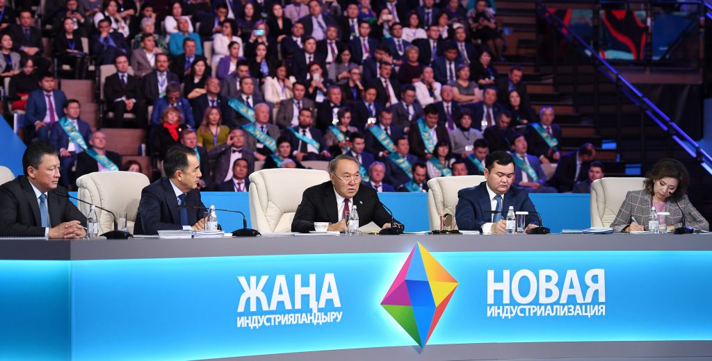 Нурсултан Назарбаев запустил движение на участке автокоридора в Россию и Восточную Европу