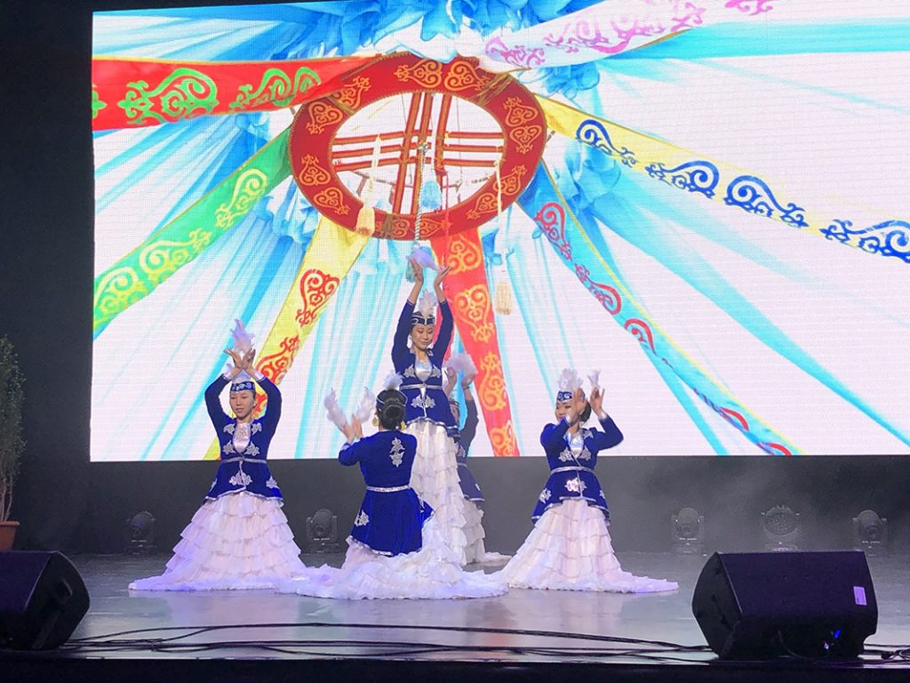 Казахстанские студенты подарили москвичам большой концерт