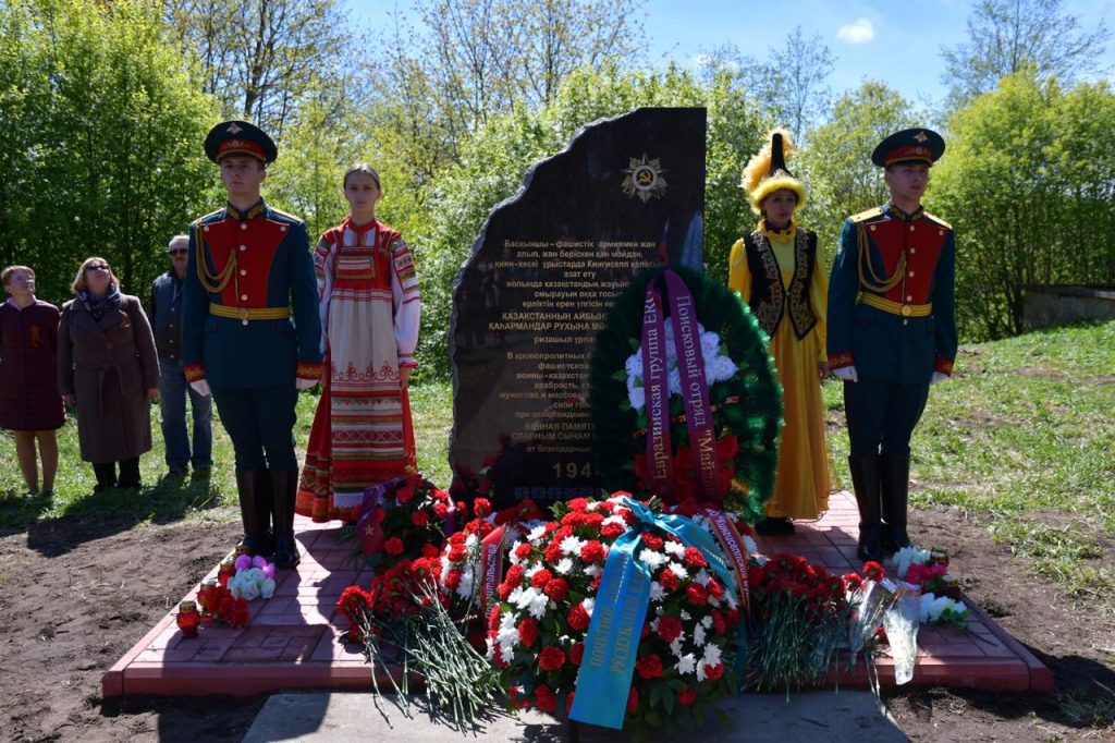 В Ленинградской области увековечили память воинов-казахстанцев