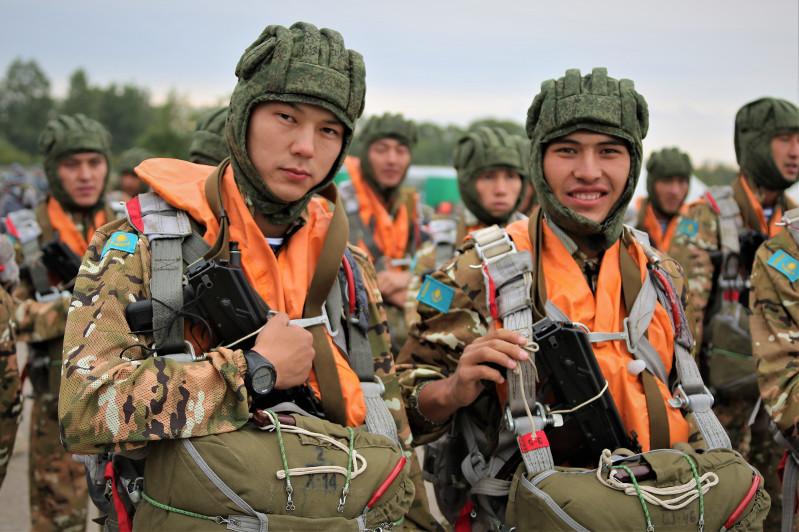 Қазақстандық десантшылар Ресей полигонында парашютпен қарғыды