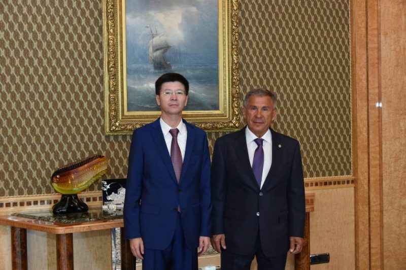 Сегодня Генеральный консул Республики Казахстан в г. Казани Жанболат Мурзалин встретился с Президентом Республики Татарстан Рустамом Миннихановым.