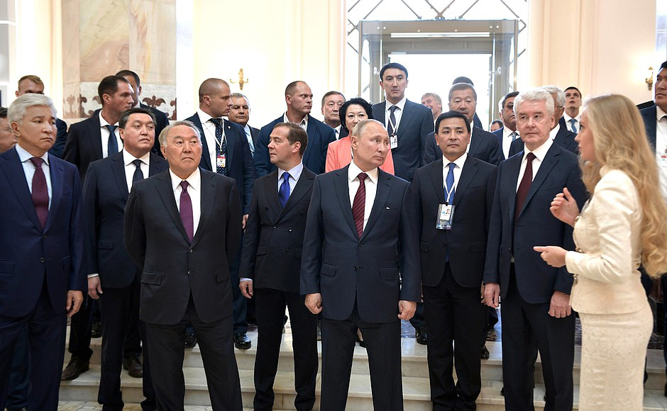 Нурсултан Назарбаев посетил павильон «Казахстан» на ВДНХ