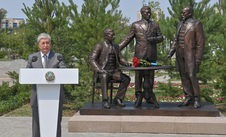 Глава государства принял участие в церемонии открытия памятника лидерам движения «Алаш»