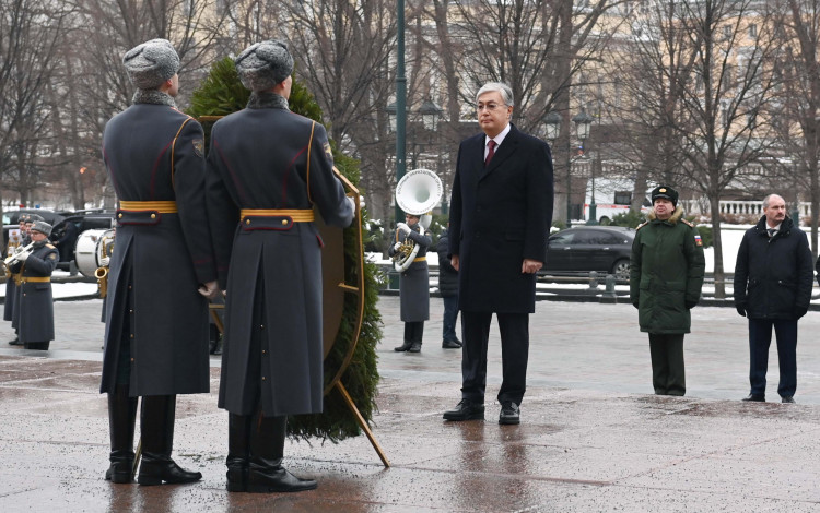 Президент возложил цветы к памятнику-мемориалу “Могила неизвестного солдата”